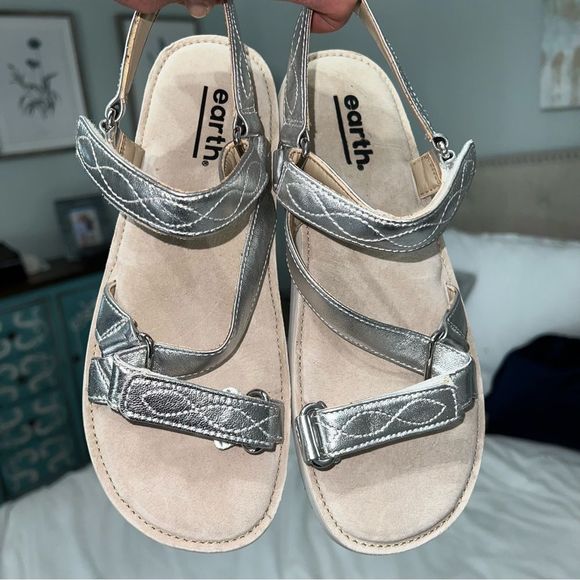 Earth Saba Silver Leather Walking shoes with Velcro closure and reinforced arch - Picture 8 of 11